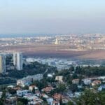 העיר נשר וברקע מפרץ חיפה (צילום: ירון כרמי)