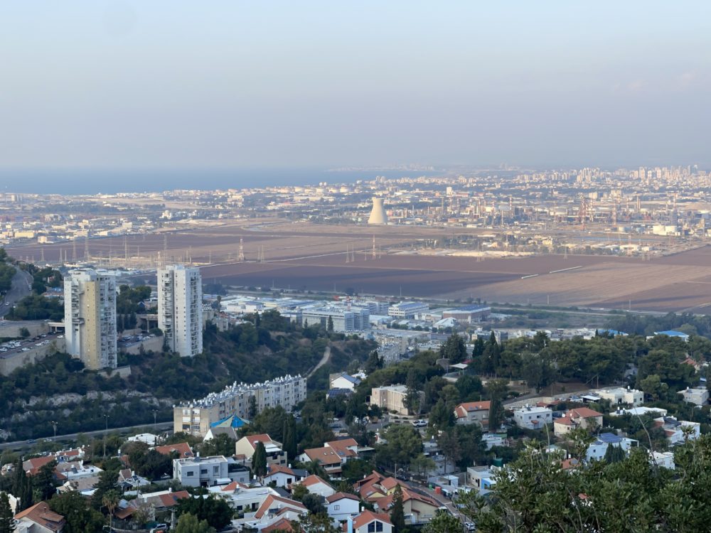 העיר נשר וברקע מפרץ חיפה (צילום: ירון כרמי)