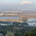 העיר נשר – האגמים של נשר ומפעל המלט (צילום: ירון כרמי)