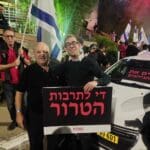 שי שמאי גליק, מנכ" בצלמו, עם שכיב שנאן, אשר שכל את בנו, רב-סמל מתקדם כמיל שנאן, אשר נפל במילוי תפקידו בפיגוע בהר הבית ב-14 ביולי 2017 (צילום: שי שמאי גליק)
