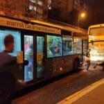 אוטובוס הותקף באבנים גדולות בחיפה (צילום: כרמי פרל)