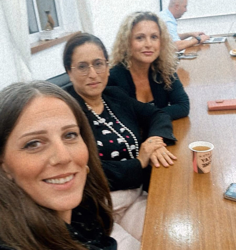 הילה לאופר, שרית גולן ושני רוט-קפון בישיבת ועדת החינוך של חיפה (צילום: שני רוט-קפון)