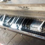 הפסנתר העומד ברחבה במרכז הכרמל הושחת (צילום: משטרת ישראל)