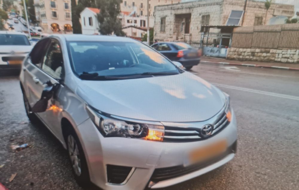 מכונית של נהג שהותקף בחיפה (צילום: משטרת ישראל)