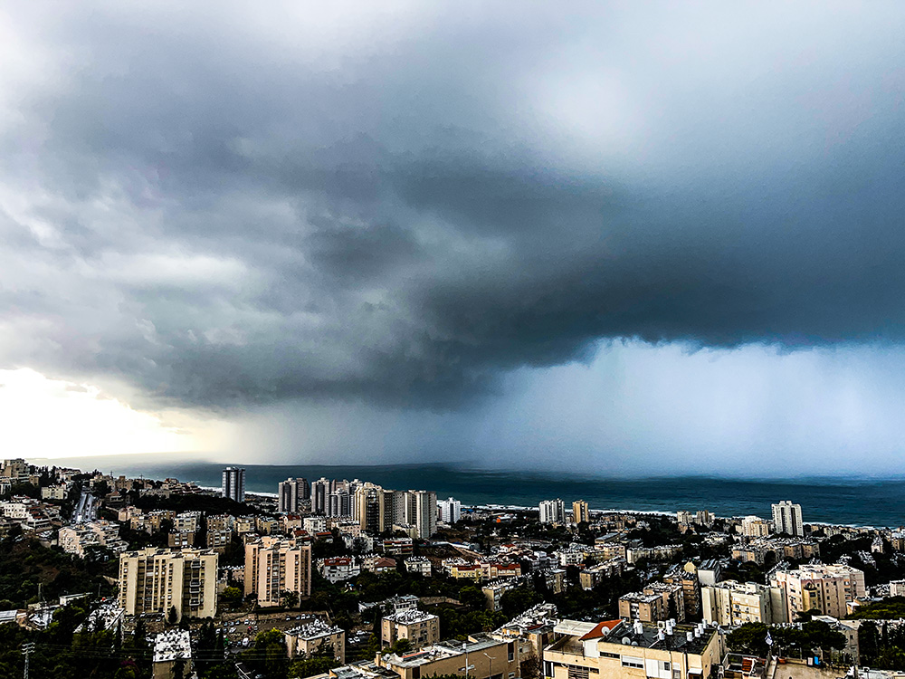ענן הסערה העוצמתי שחלף מעל חיפה (צילום: ירון כרמי)