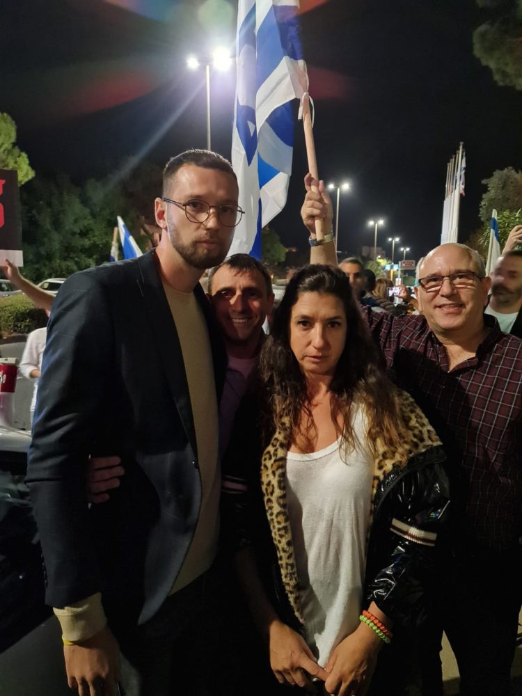 ד"ר אור ברק וקיריל קארטניק בהפגנה מול מוזיאון טיקוטין: "לא לפסטיבל הטרור בחיפה" (צילום: אלי בן-דיין)