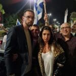 ד"ר אור ברק וקיריל קארטניק בהפגנה מול מוזיאון טיקוטין: "לא לפסטיבל הטרור בחיפה" (צילום: אלי בן-דיין)
