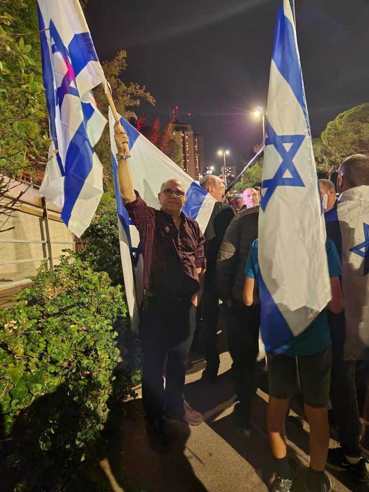 יואב רמתי בהפגנה מול מוזיאון טיקוטין: "לא לפסטיבל הטרור בחיפה" (צילום: אלי בן-דיין)