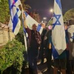 יואב רמתי בהפגנה מול מוזיאון טיקוטין: "לא לפסטיבל הטרור בחיפה" (צילום: אלי בן-דיין)