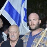 יצחק רויזר רכז עוצמה יהודית ברמת הגולן ושכיב שנאן, אשר שכל את בנו, רב-סמל מתקדם כמיל שנאן, אשר נפל במילוי תפקידו בפיגוע בהר הבית ב-14 ביולי 2017 (צילום: חגית אברהם)