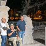 פסל לוח השחמט של שלמה כץ • פסטיבל הפסלים הבינלאומי הראשון בקריית ביאליק (צילום: חי פה-TV)