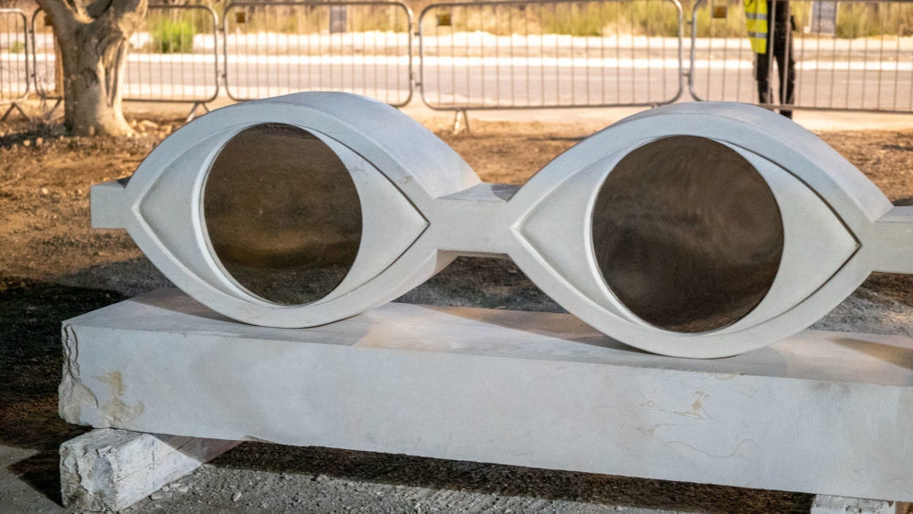פסל משקפיים • פסטיבל הפסלים הבינלאומי הראשון בקריית ביאליק (צילום: חי פה-TV)