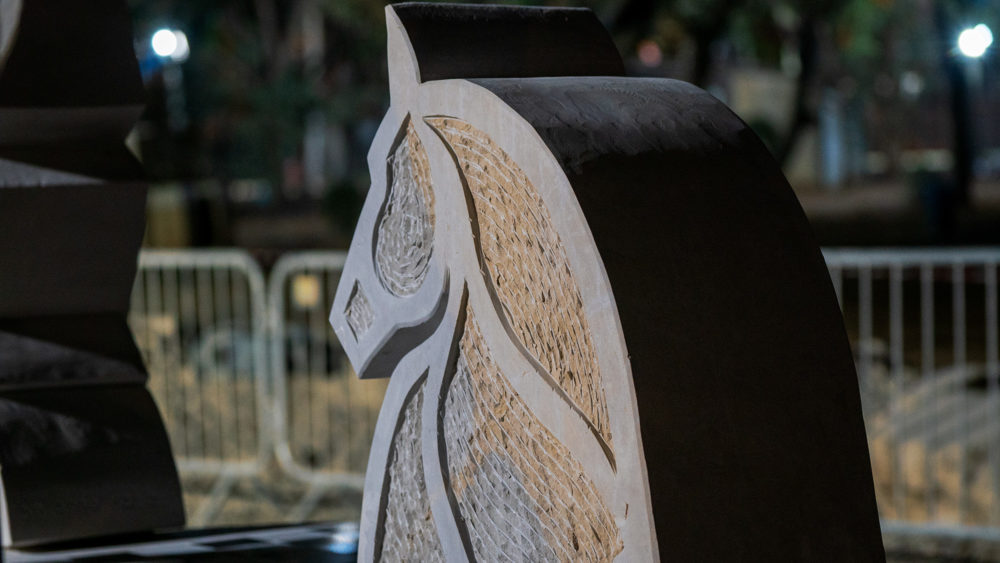 ראש של סוס בפסל השח מט • פסטיבל הפסלים הבינלאומי הראשון בקריית ביאליק (צילום: חי פה-TV)