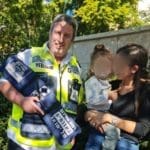 מתנדבי ידידים עם האם והפעוט שחולץ (צילום: תיעוד ידידים)