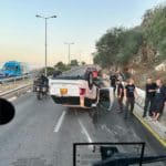 ברכב התהפך – חילוץ הנהג (צילום: כבאות והצלה)