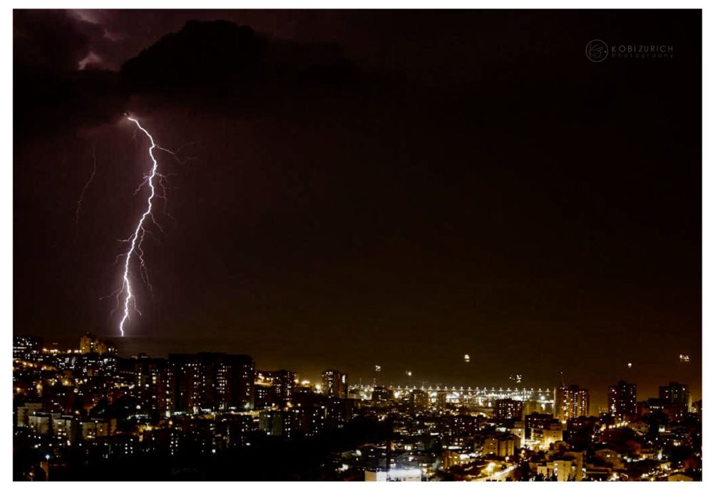 ברק מעל חיפה (צילום: קובי צוריך)