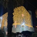 הכנסייה המוארת. זמן ערב שירי חג המולד – כנסיית גרגוריוס, חיפה (צילום: רחלי אורבך)