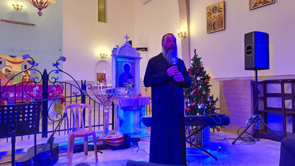 ברכת הכומר אבונה אגאביוס בערב שירי חג המולד - כנסיית גרגוריוס, חיפה (צילום: רחלי אורבך)