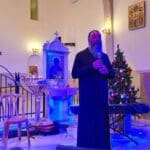 ברכת הכומר אבונה אגאביוס בערב שירי חג המולד – כנסיית גרגוריוס, חיפה (צילום: רחלי אורבך)