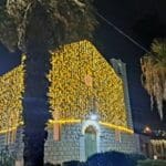 קישוטים ואורות החג בעת ערב שירי חג המולד – כנסיית גרגוריוס, חיפה (צילום: רחלי אורבך)