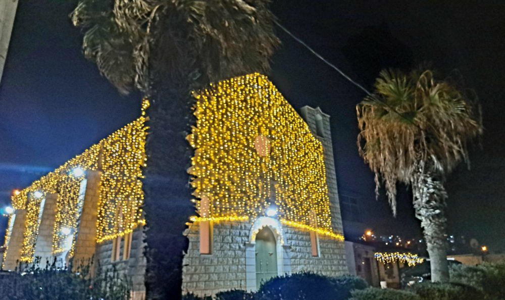 קישוטים ואורות החג בעת ערב שירי חג המולד - כנסיית גרגוריוס, חיפה (צילום: רחלי אורבך)