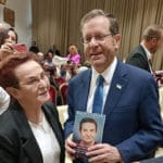 רחל חנן מעניקה את סיפרה לנשיא הרצוג (צילום: ירון חנן)