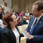 רחל חנן מעניקה את סיפרה לנשיא הרצוג (צילום: ירון חנן)