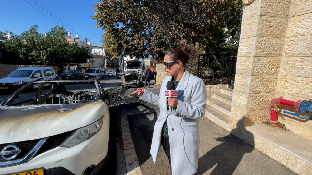 שרית גולן - פינוי זירת הרכבים השרופים מרחוב עובדיה (צילום: חי פה-TV)