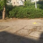 מרחב ציבורי הנמצא בין בנייני רכבת ברחוב שרל לוץ בשכונת בת גלים בחיפה (צילום: יריב שגיא)