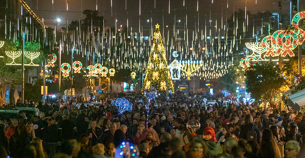 החג של החגים בחיפה - אלפי אנשים במושבה הגרמנית (צילום: ירון כרמי)