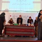 הגב' מרים הנבז'ה מקבלת את פני הנוכחים – דו קיום חיפאי, אירוע חג החגים בשכונת חליסה (צילום: רחלי אורבך)