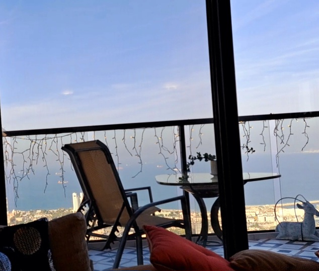 מבט אל המרפסת ונוף מפרץ חיפה- בביתו של פאדי נג'אר (מיסד מסעדת דוזאן) (צילום: רחלי אורבך)