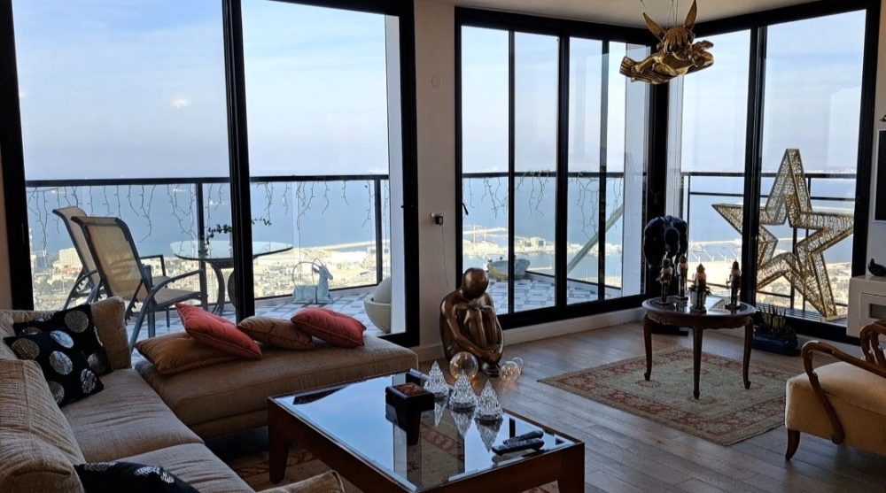 מבט מהסלון אל הנוף הפתוח- בביתו של פאדי נג'אר (מיסד מסעדת דוזאן) (צילום: רחלי אורבך)