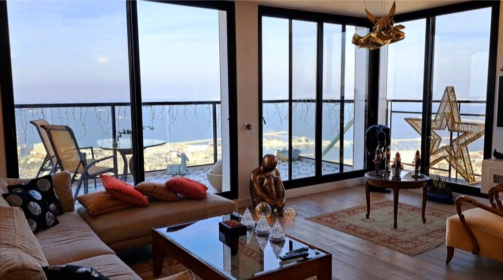 מבט מהסלון אל נוף נמל חיפה - בביתו של פאדי נג'אר (מיסד מסעדת דוזאן) (צילום: רחלי אורבך)