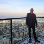 במרפסת אל מול הנוף  – בביתו של פאדי נג'אר (מיסד מסעדת דוזאן) (צילום: רחלי אורבך)