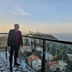 המרפסת, קישוטי החג והנוף – בביתו של פאדי נג'אר (מיסד מסעדת דוזאן) (צילום: רחלי אורבך)
