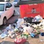פחים הפוכים ברמת אשכול סמוך לכלי רכב (צילום: חי פה בשטח)