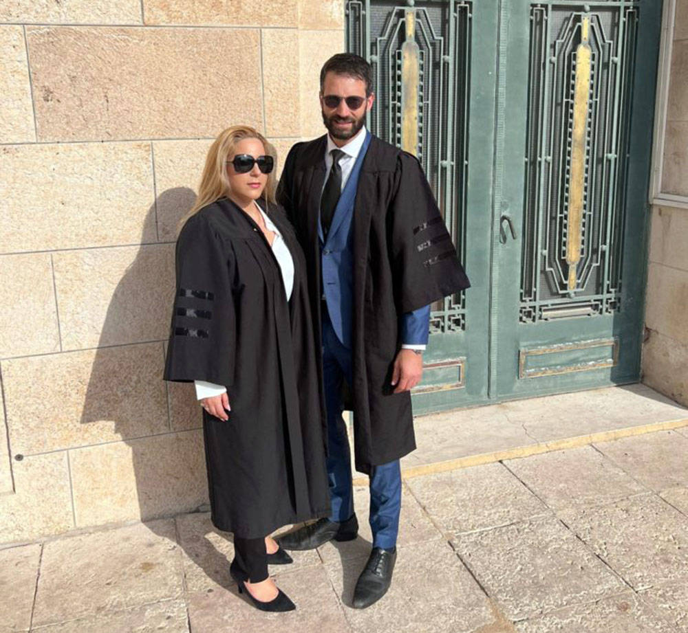 עורך הדין מורן גור המייצג את העמותה ועורכת הדין הלן דורפמן, יו"ר העמותה בירושלים לקראת הדיון נגד תכנית דניה הירוקה (אלבום אישי)