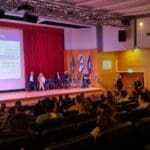 יוסי בן-דב משוחח עם ההורים – מפגש טעון בין ההורים להנהלת בית הספר הריאלי בחיפה (צילום: חי פה בשטח)