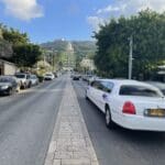 הפיאצה החסרה – הלימוזינה של החתן והכלה ממשיכים הלאה כי מרוב כביש וחנייה אין איפה לעמוד לצלם (צילום: יונתן גרשון)