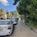 הפיאצה החסרה – המדרכות הצרות של המושבה הגרמנית שמהם בקושי אפשר לחזות בפלא התבל החיפאי (צילום: יונתן גרשון)