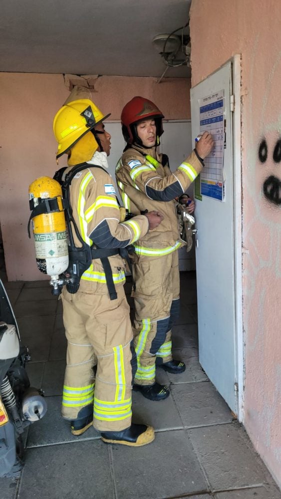 שריפה במבנה מגורים בקרית אתא (צילום: כבאות והצלה)