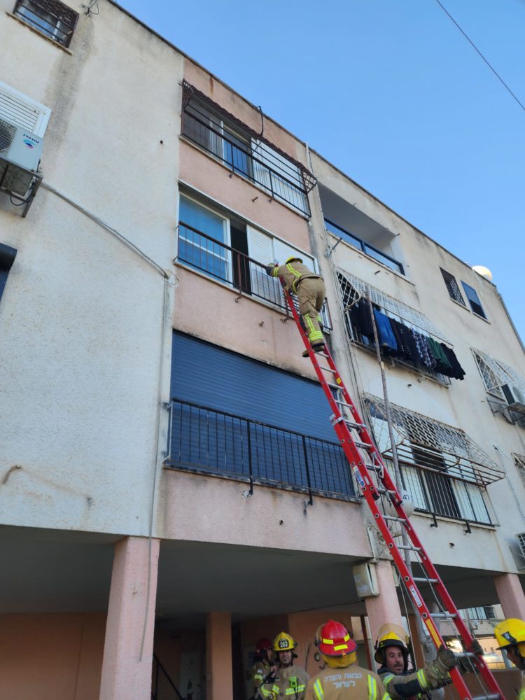 שריפה במבנה מגורים בקרית אתא (צילום: כבאות והצלה)