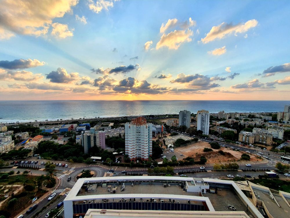 מבט למערב חיפה מרמת הנשיא (צילום: חנן מרקוביץ)