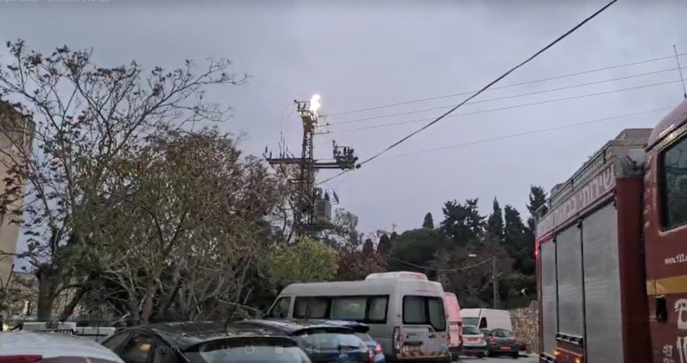 ניצוצות ואש מעמוד חשמל ברחוב ישעיהו (צילום: חי פה-TV)