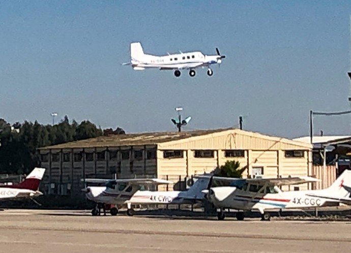 מטרדי רעש - מטוס קל ממריא - שדה התעופה של חיפה (צילום: ירון כרמי)