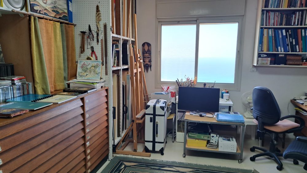 החלון וארון מגרות הנייר בחדר הסטודיו- בבית דן לבני- מפעל חיים באמנות, בהוראה וביצירה (צילום: רחלי אורבך)