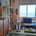 החלון וארון מגרות הנייר בחדר הסטודיו- בבית דן לבני- מפעל חיים באמנות, בהוראה וביצירה (צילום: רחלי אורבך)