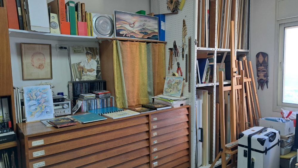 ארון מגרות הנייר בחדר הסטודיו- בבית דן לבני- מפעל חיים באמנות, בהוראה וביצירה (צילום: רחלי אורבך)