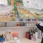 ציורי דן על ארונות המטבח- בבית דן לבני- מפעל חיים באמנות, בהוראה וביצירה (צילום: רחלי אורבך)